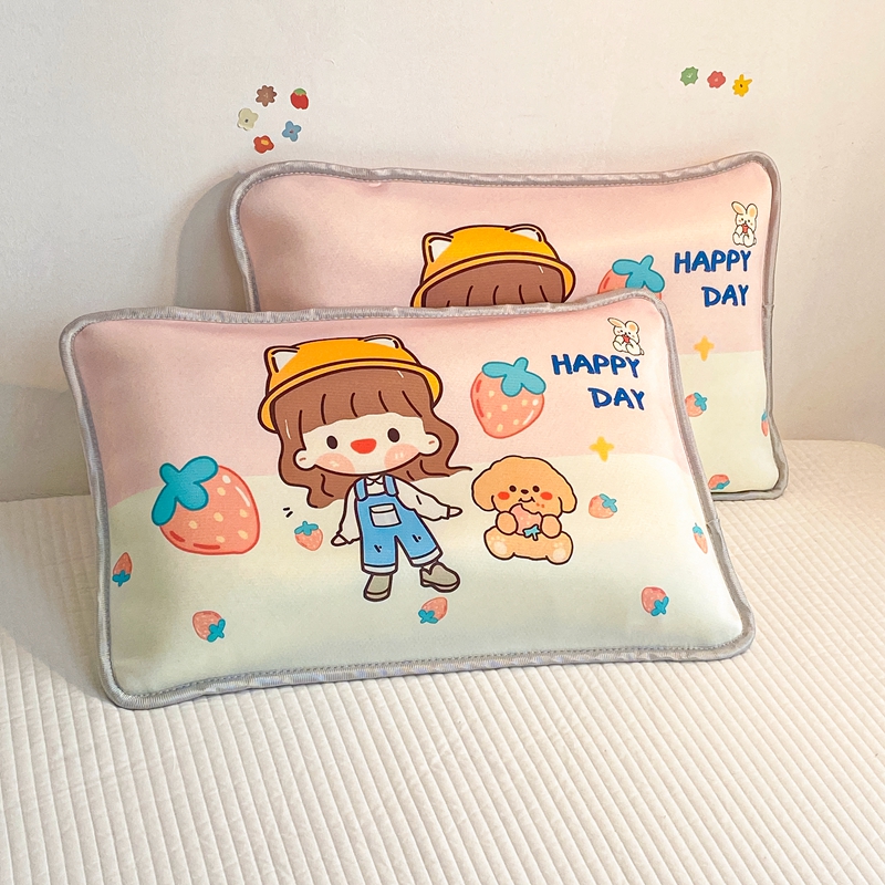 91家纺网 家纺一手货源 找家纺 大黄蜂家居家纺 2025新款冰丝提花三明治夹层透气枕套 草莓女孩