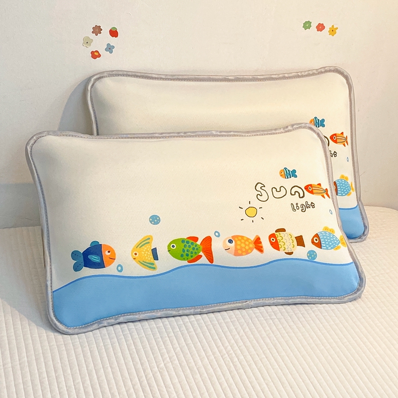 91家纺网 家纺一手货源 找家纺 大黄蜂家居家纺 2025新款冰丝提花三明治夹层透气枕套 快乐小鱼