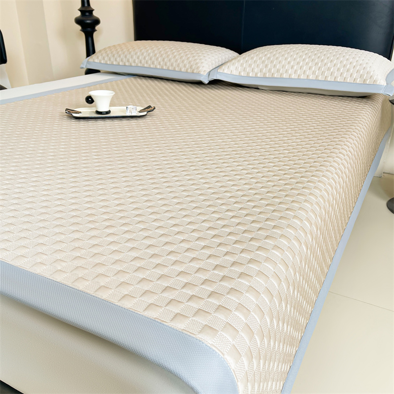 91家纺网 家纺一手货源 找家纺 雯豆家纺 2025夏季新款高端PE凉感中分子凉席三件套纯色绑带款席子套件 方格款-香槟金