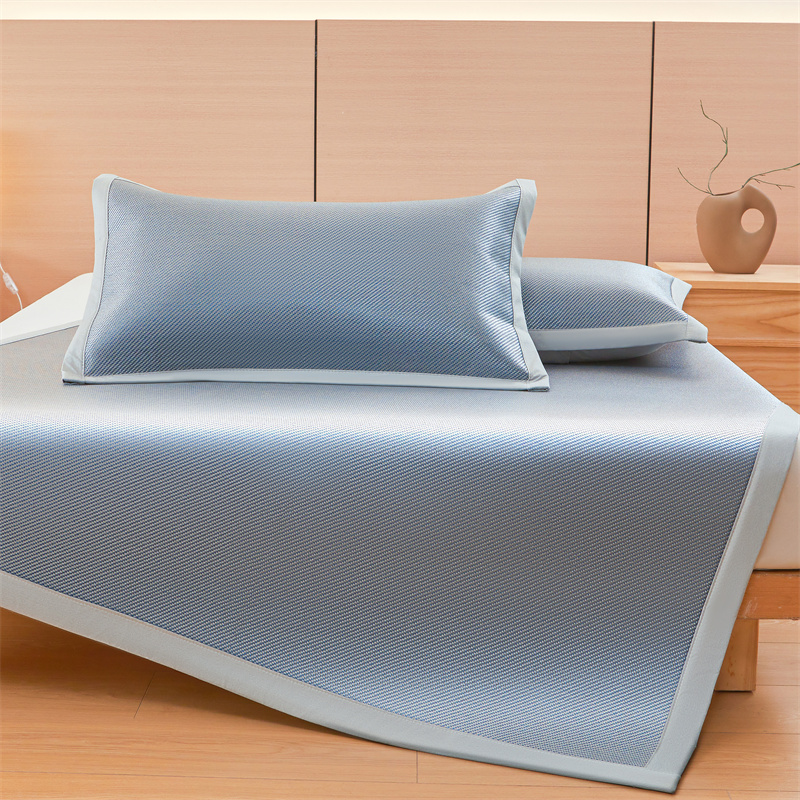 91家纺网 家纺一手货源 找家纺 雯豆家纺 2025夏季新款冰藤凉席三件套纯色绑带款冰丝凉席子素色套件 冰藤席-摩登蓝